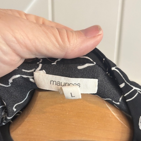 Maurices Black and White Floral poplin top. Large - Picture 2 of 5